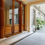 Renovated Spacious Parisian Apt Near La Madeleine