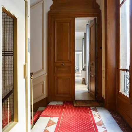 Apartment Renovated Spacious Parisian Near La Madeleine Paris