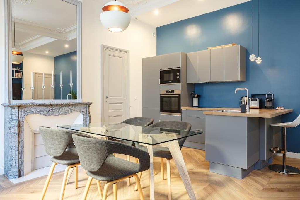 Renovated Spacious Parisian Near La Madeleine Appartamento