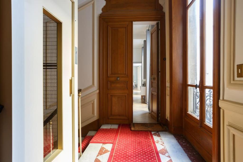 Appartamento Renovated Spacious Parisian Near La Madeleine Parigi