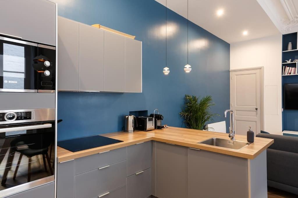 Renovated Spacious Parisian Near La Madeleine Appartamento