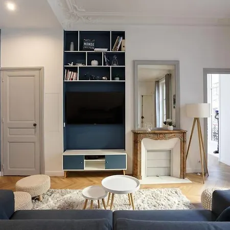 Appartamento Renovated Spacious Parisian Near La Madeleine