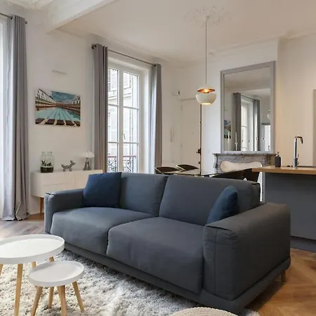 Renovated Spacious Parisian Near La Madeleine Appartamento