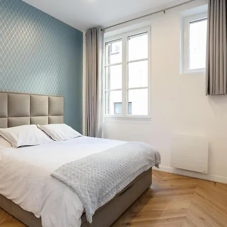 Renovated Spacious Parisian Near La Madeleine Appartamento