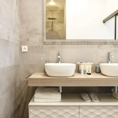 Appartamento Renovated Spacious Parisian Near La Madeleine