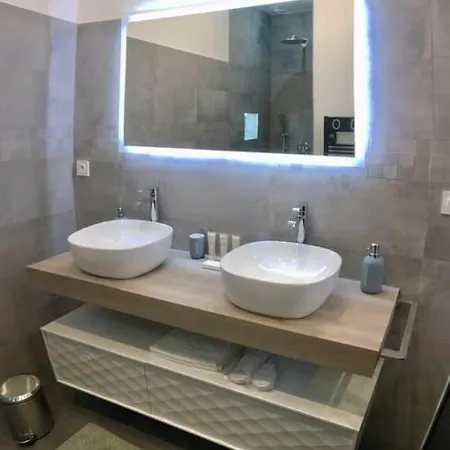 Renovated Spacious Parisian Near La Madeleine Appartamento