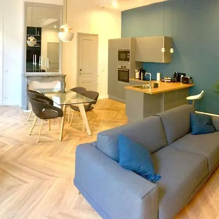 Appartamento Renovated Spacious Parisian Near La Madeleine Parigi
